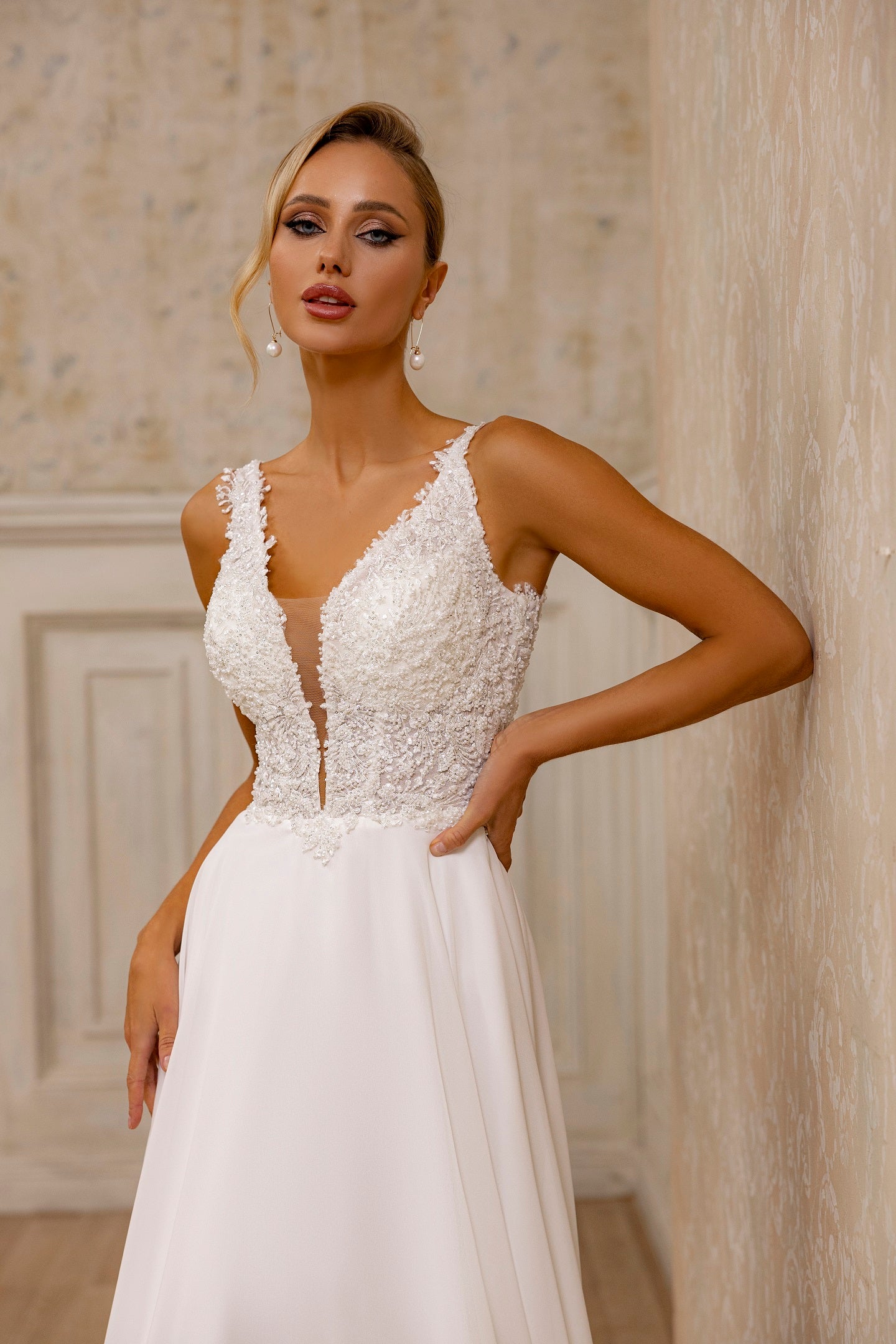 Floral Top Sleeveless A-Line V-Neck Wedding Dress With Short Train  